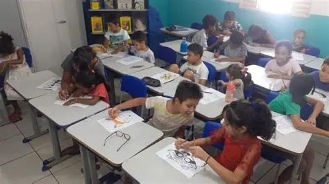 Crianças aprendendo sobre respeito animal